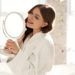 زن جوان با پوست شفاف و بدون لک پس از انجام پاکسازی پوست برای لک صورت