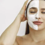 خانمی که از پاکسازی پوست خود رضایت دارد و می خواهد بهترین نوع پاکسازی را انتخاب کند